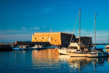 Heraklion Venedik Kalesi ve demirli balıkçı tekneleri, Girit Adası, Yunanistan