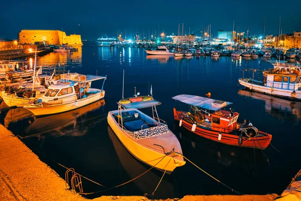 Venetianska fortet i Heraklion och förtöjda fiskebåtar, Kreta, Grekland — Stockfoto