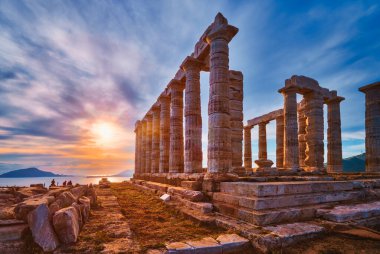 Günbatımında Sounio Burnu 'ndaki Poseidon tapınağı harabeleri, Yunanistan