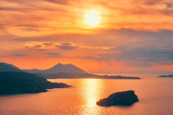 Αιγαίο Πέλαγος με θέα τα νησιά στο ηλιοβασίλεμα — Φωτογραφία Αρχείου