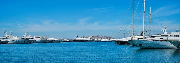 Yachts et bateaux dans le port d'Athènes. Athènes, Grèce — Photo