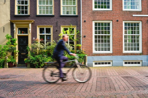 Ciclista ciclista hombre en bicicleta medios muy populares de transoirt en los Países Bajos en la calle de Delft, Países Bajos —  Fotos de Stock