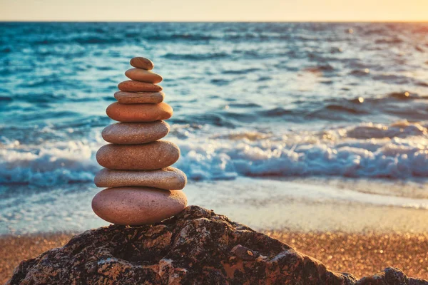 Concepto de equilibrio y armonía - pila de piedra en la playa — Foto de Stock