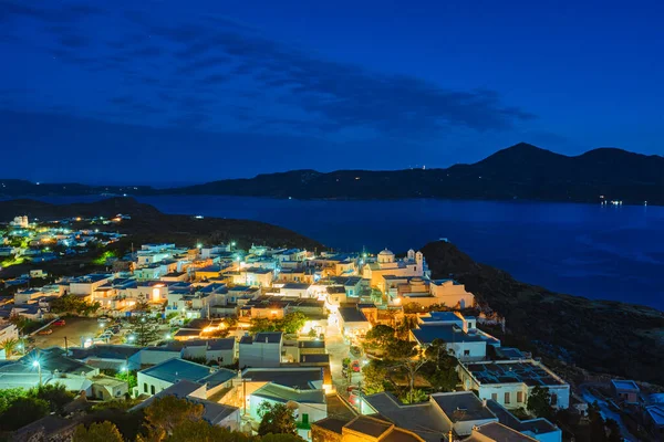 Akşamları Yunan şehri Plaka hava manzarası. Milos Adası, Yunanistan — Stok fotoğraf