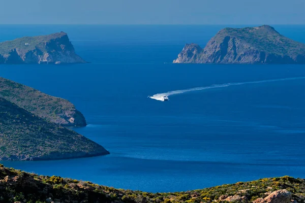 Katamaran łodzi szybkiej na Morzu Egejskim w pobliżu wyspy Milos w Grecji — Zdjęcie stockowe