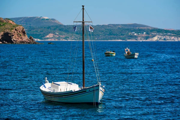 Traditional greek fishing boat in the aegean sea, Greece. — Stock Photo, Image
