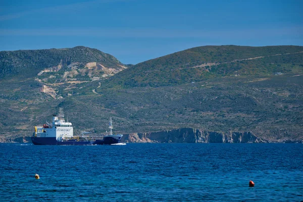 ギリシャエーゲ海の貨物船 — ストック写真