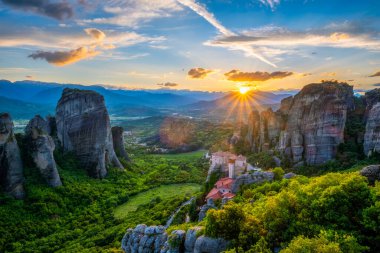 Meteora manastırlarının üzerinde gün batımı