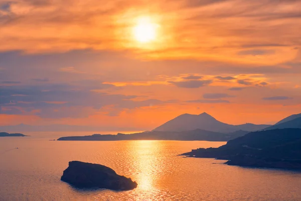 Mar Egeo con vistas a las islas al atardecer — Foto de Stock