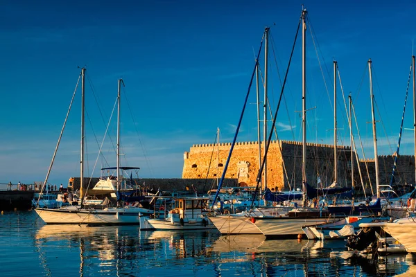 Forte veneziano em Heraklion e barcos de pesca ancorados, Ilha de Creta, Grécia — Fotografia de Stock