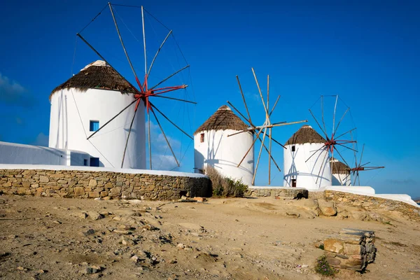 Moulins à vent traditionnels grecs sur l'île de Mykonos au lever du soleil, Cyclades, Grèce — Photo