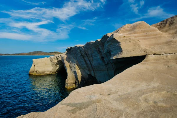 Famosa praia de Sarakiniko na ilha de Milos, na Grécia — Fotografia de Stock