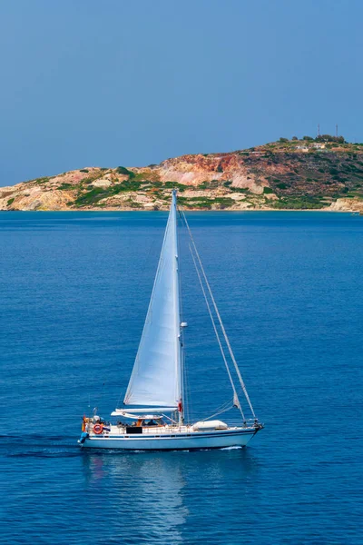 Yacht boat in Aegean sea near Milos island , Greece — Stock Photo, Image