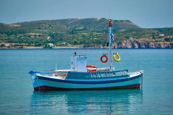 Bateau de pêche grec en mer Égée près de l'île de Milos, Grèce — Photo