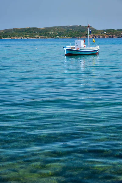 Barco de pesca grego no mar Egeu perto da ilha de Milos, Grécia — Fotografia de Stock