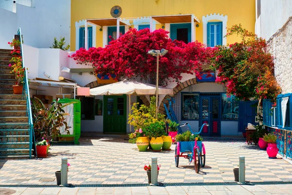 Вулиця з барвистими будинками в місті Адамантас на острові Мілош (Греція). — стокове фото