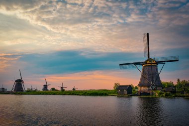 Hollanda 'daki Kinderdijk' te yel değirmenleri. Hollanda