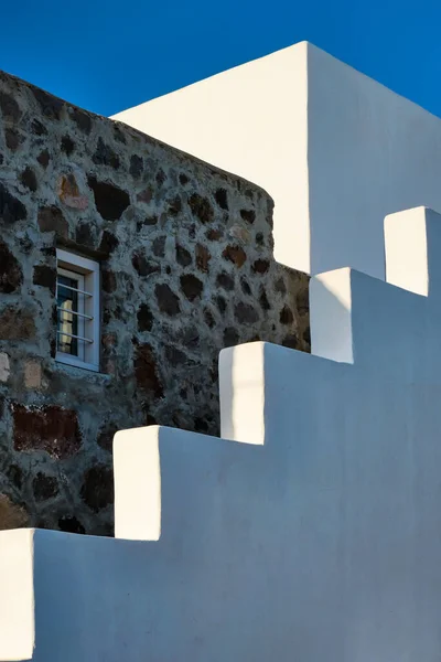 希腊建筑的抽象背景- -有楼梯的粉刷房屋.希腊米洛斯岛 — 图库照片