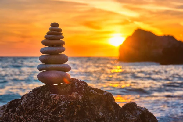 Concepto de equilibrio y armonía - pila de piedra en la playa — Foto de Stock