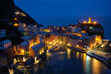 Vernazza köyü gece aydınlandı, Cinque Terre, Liguria, İtalya