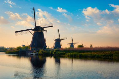 Hollanda 'daki Kinderdijk' te yel değirmenleri. Hollanda