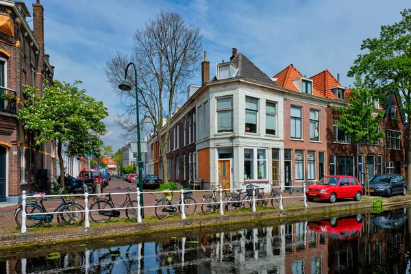 Coches en el terraplén del canal en la calle de Delft. Delft, Países Bajos —  Fotos de Stock