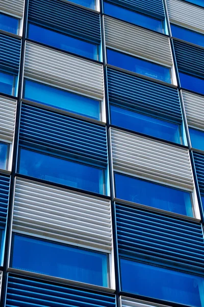 Modern épület homlokzat özvegyek közelről — Stock Fotó