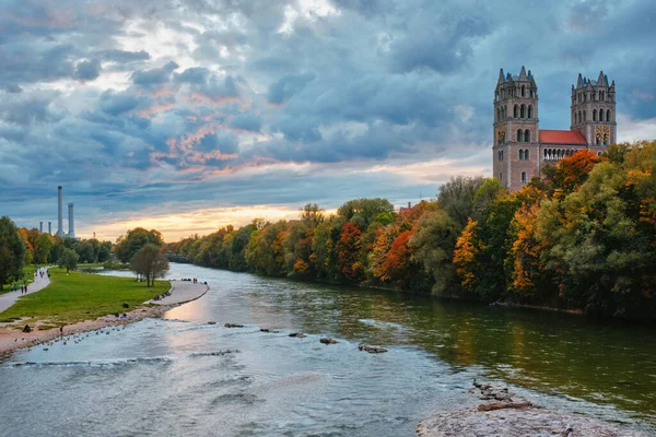 Rio Isar, parque e igreja de São Maximiliano a partir da Ponte Reichenbach. Munchen, Baviera, Alemanha. — Fotografia de Stock
