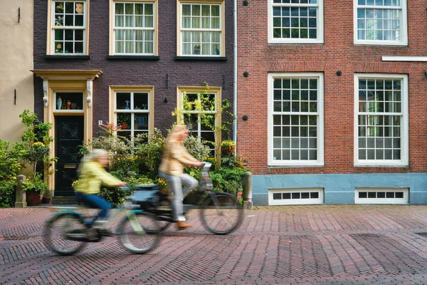 Cycliste cycliste femme enfant sur vélo moyen de transport populaire aux Pays-Bas dans la rue de Delft, Pays-Bas — Photo