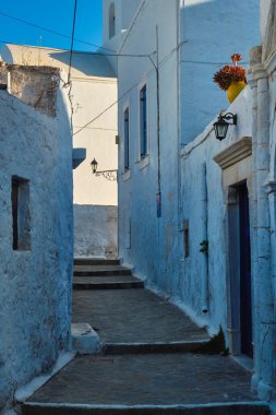 Beyaz boyalı evler ve merdivenlerle Yunan köyünün tipik manzarası. Plaka kasabası, Milos Adası, Yunanistan
