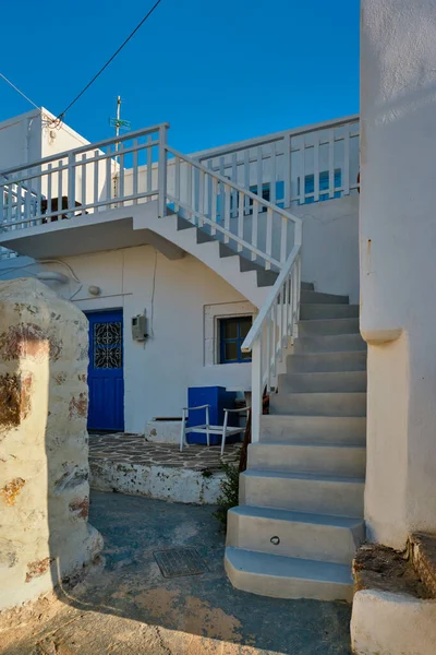 Řecká vesnice typický výhled s bělenými domy a schody. Město Plaka, ostrov Milos, Řecko — Stock fotografie