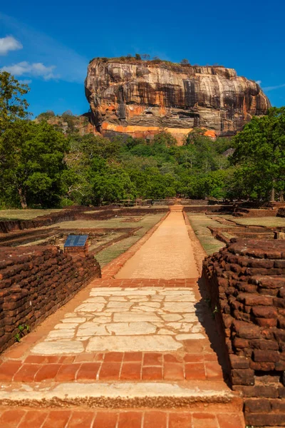 Beroemde toeristische trekpleister - oude Sigiriya rots, Sri Lanka — Stockfoto