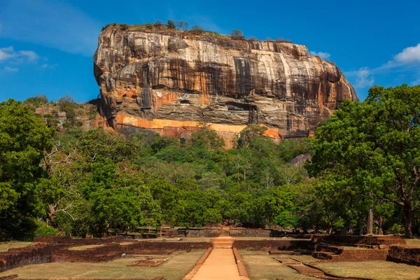 Słynny zabytek turystyczny - starożytna skała Sigiriya, Sri Lanka — Zdjęcie stockowe