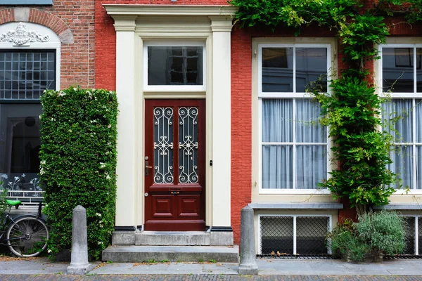 Porta e janela de uma antiga casa na Holanda — Fotografia de Stock