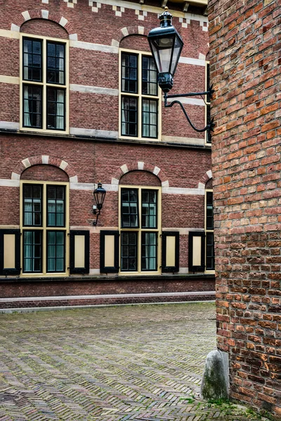 Farola en el complejo Binnenhof en La Haya, Países Bajos — Foto de Stock