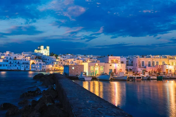 Pittoreska Naousa stad på ön Paros, Grekland på natten — Stockfoto