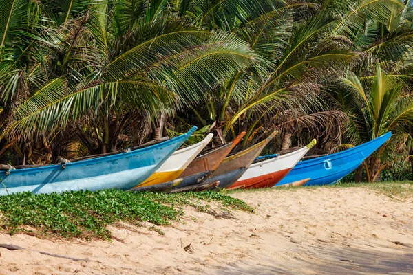 Spiaggia tropicale con fila di pescherecci, Mirissa, Sri lanka — Foto Stock