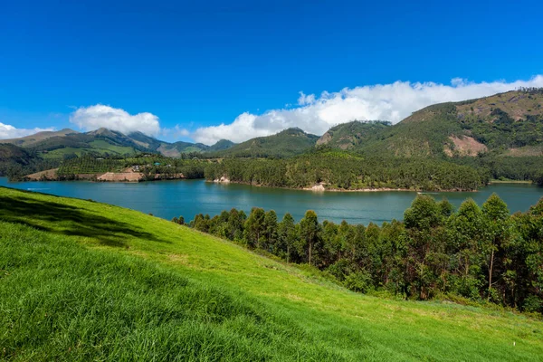 Mattupatti lago nelle montagne Ghats occidentali. Kerala, India — Foto Stock