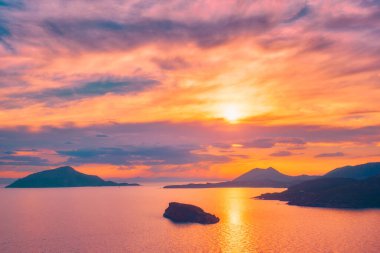 Gün batımında ada manzaralı Ege Denizi