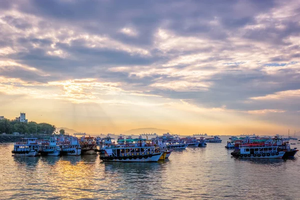 Turistické lodě na moři při východu slunce v Bombaji, Indie — Stock fotografie