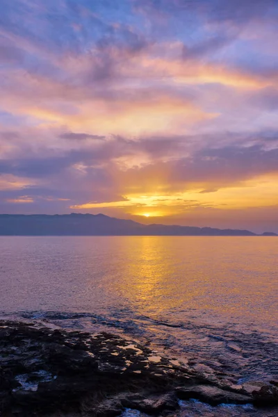 Tramonto sul mare con cielo drammatico — Foto Stock