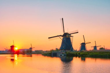 Hollanda 'daki Kinderdijk' te yel değirmenleri. Hollanda