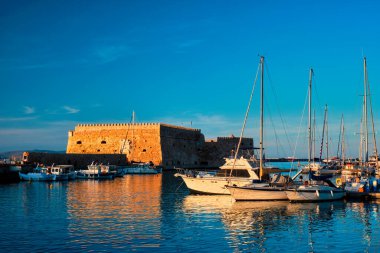 Heraklion Venedik Kalesi ve demirli balıkçı tekneleri, Girit Adası, Yunanistan