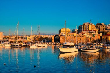 Heraklion Venedik Kalesi ve demirli balıkçı tekneleri, Girit Adası, Yunanistan