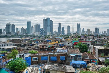 Bandra 'nın gecekondu mahallelerinde Mumbai gökyüzü manzarası