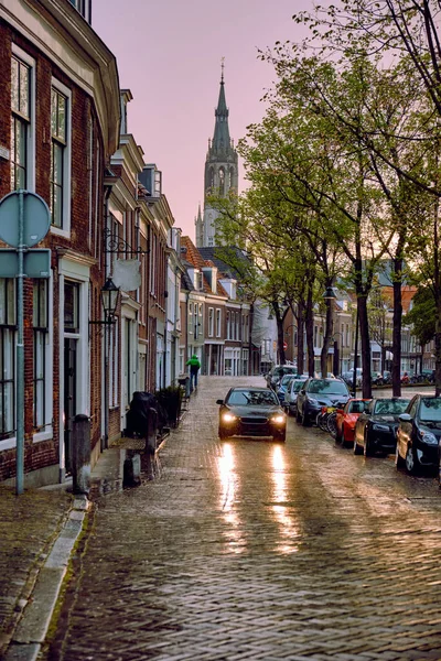 Delft rua de paralelepípedos com carro na chuva — Fotografia de Stock