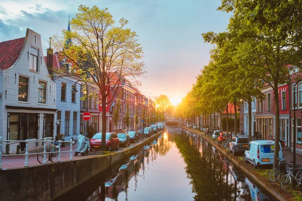 Viltkanaal met oude huizen en auto 's geparkeerd bij zonsondergang — Stockfoto