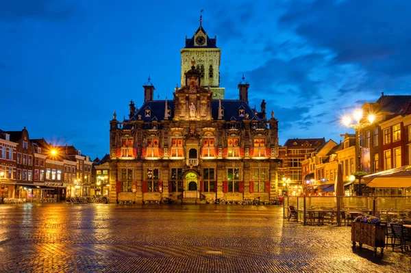Delft Market Square Markt večer. Delfth, Nizozemsko — Stock fotografie