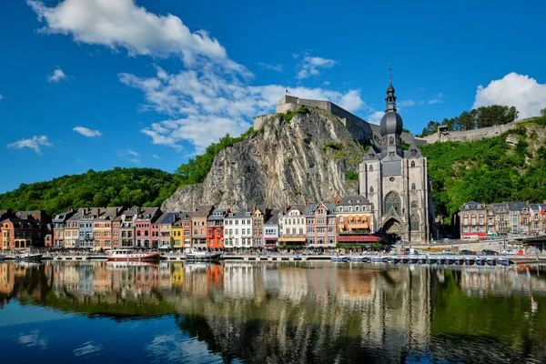 Utsikt över pittoreska Dinant stad. Belgien — Stockfoto