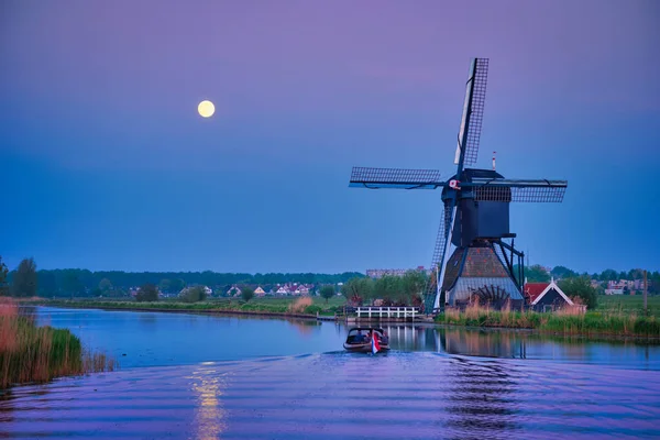 Ανεμόμυλοι στο Kinderdijk της Ολλανδίας. Κάτω Χώρες — Φωτογραφία Αρχείου